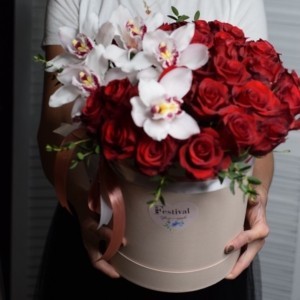 Орхидеи и розы в шляпной коробке