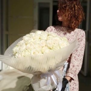 Большой букет из 51 белой розы