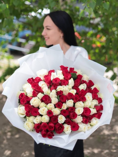 Букет из 101 красной и белой розы