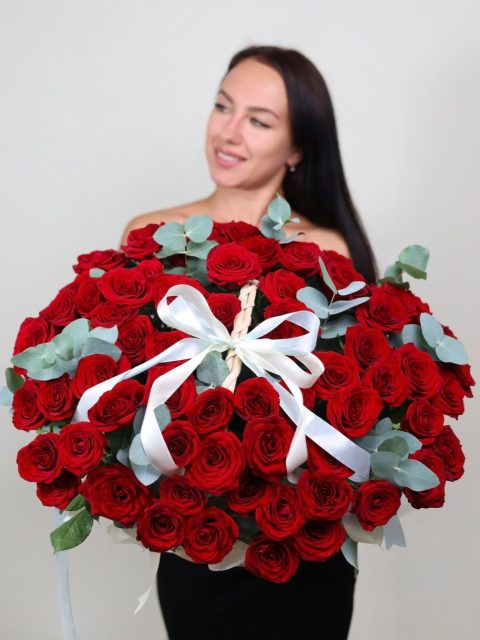 101 красная роза в корзине