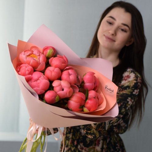 Великолепный букет пионов Coral charm