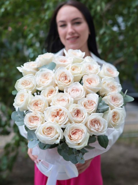 Композиция пионовидных роз White O'Hara