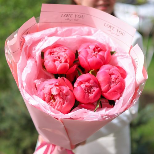 Букет коралловых пионов в оформлении