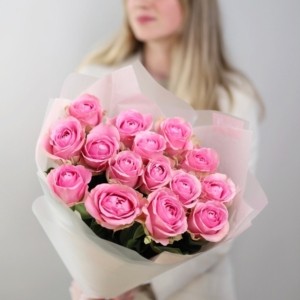 Букет из 15 розовых роз в оформлении
