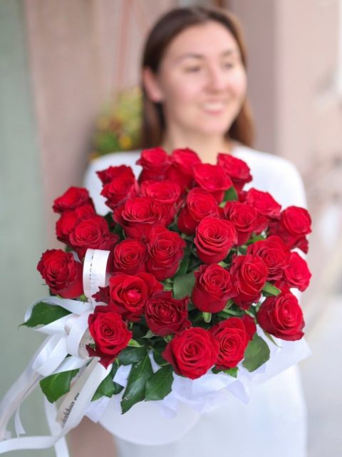 Великолепная  композиция из красных роз