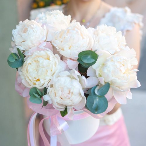 7 нежных пионов в шляпной коробке