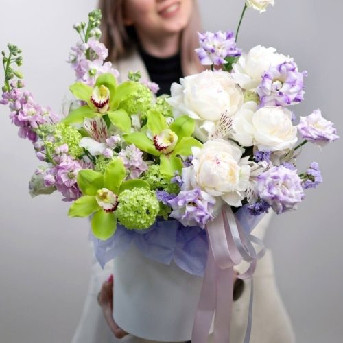 Авторская композиция с пионами и эустомой