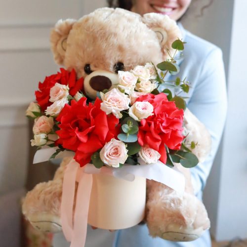 Очаровательная композиция с мишкой и розами