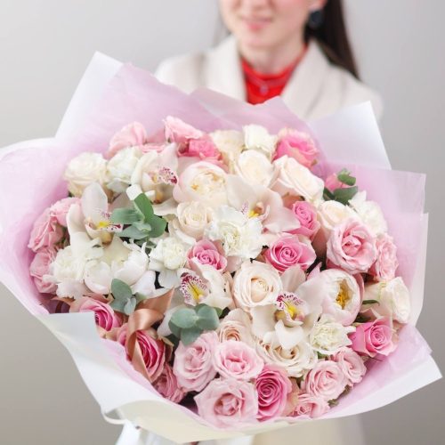 Большой нежный букет с пионами