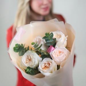 Букет ароматных пионовидных роз и эвкалипта