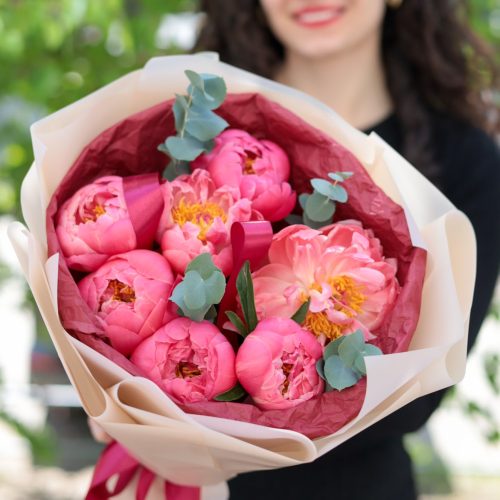 Роскошные крупные пионы в оформлении