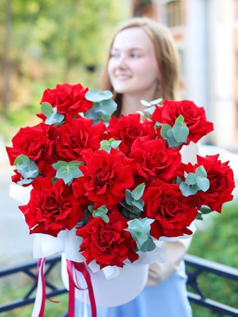Композиция из 11 роскошных французских роз