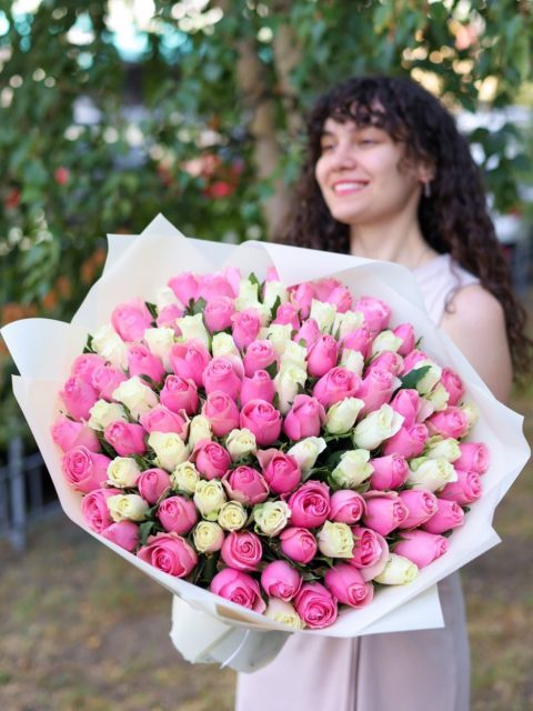 Букет из 101 белой и розовой розы