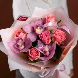 Букет роз и орхидей с сухоцветами