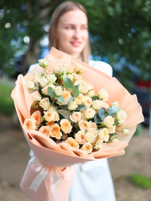 Объемный букет кустовых роз с эвкалиптом