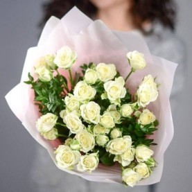 Белые кустовые розы в оформлении