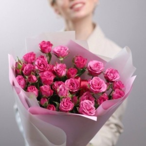 Объемный букет кустовых розовых роз