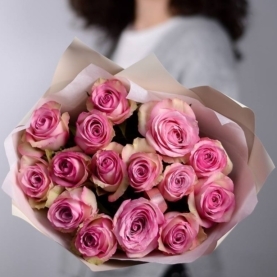 Букет из 15 розовых роз в оформлении