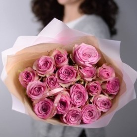 17 розовых роз в оформлении