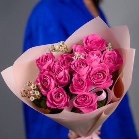 Букет розовых роз и хамелациума
