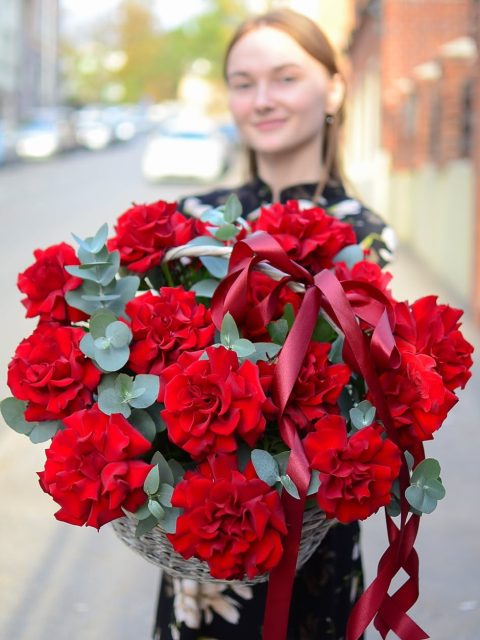 Корзина бордовых французских роз и эвкалипта