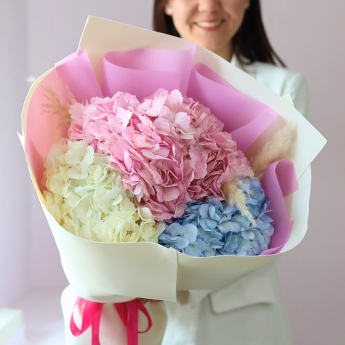 Букет нежных гортензий в оформлении