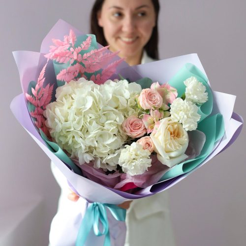 Нежный букет с розами и гортензией