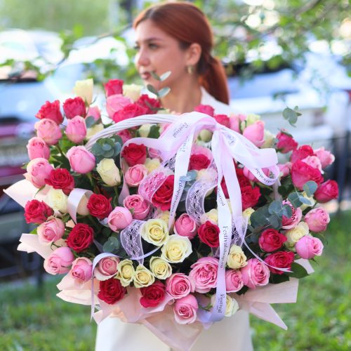 101 роза с эвкалиптом в корзине