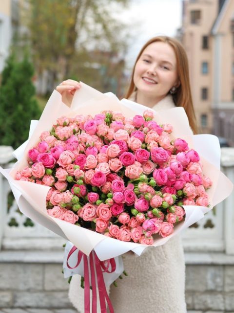 Роскошный букет кустовых пионовидных роз микс