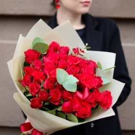 Букет красных роз с эвкалиптом