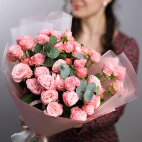 Букет кустовых пионовидных роз и эвкалипта