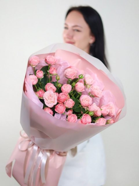 Нежный букет кустовых пионовидных роз