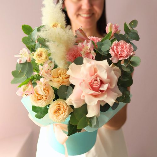 Объемная композиция с розами и сухоцветами