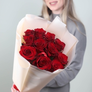 11 ароматных красных роз