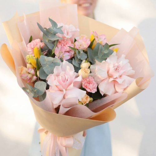 Воздушный нежный букет с крупными розами