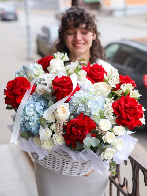Роскошная корзина с крупными цветами