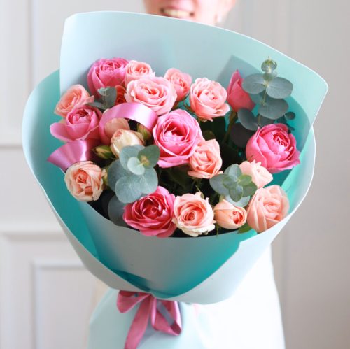 Яркий букет роз с душистым эвкалиптом