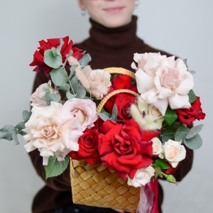 Композиция французских роз в плетеной корзине #П4208