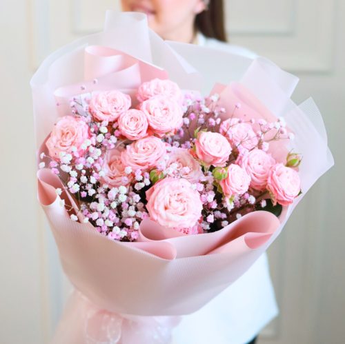 Воздушный букет с нежными кустовыми розами