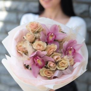 Букет с кустовыми розами и орхидеями #2204