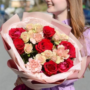 Букет с красными и персиковыми кустовыми розами #П3210