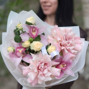 Букет с орхидеями и французскими розами #3208