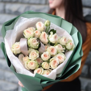 Букет кустовых пионовидных роз