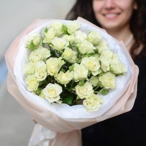 Милый букет белых кустовых роз