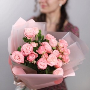 Нежный букет кустовых пионовидных роз