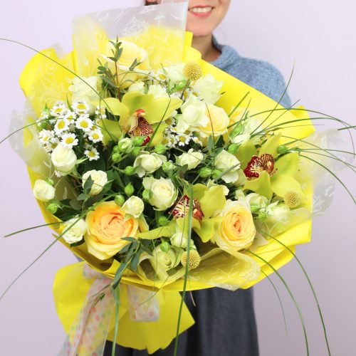 Раскидистый авторский букет с орхидеями и розами