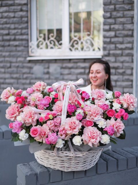 Роскошная корзина с ажурными розами и эустомой
