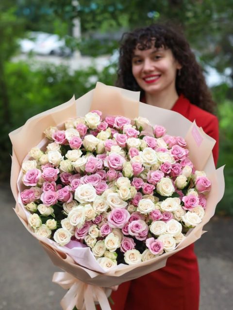 Большой букет нежных кустовых роз