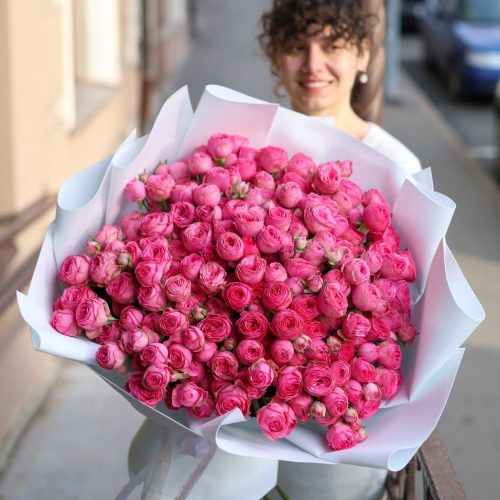 Роскошный букет премиальных пионовидных роз