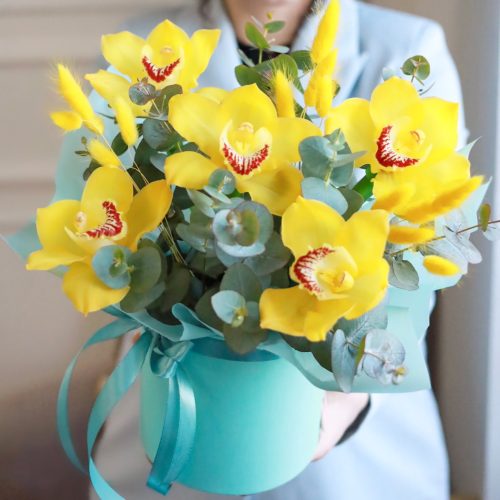 Солнечная композиция стойких орхидей